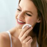 Ansiktsrengöringsrutin i flera steg. Hur man utför det hemma?