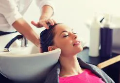 Professionella hårbehandlingar. Vilka hårvårdsmetoder är värda att testa?